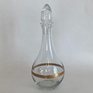 Gold-rimmed glass decanter with stopper